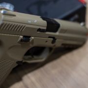 Pistola de Airsoft GBB ICS Alpha TAN - SEMI NOVO